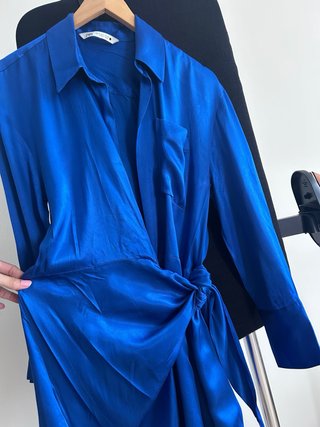 Vestido azul satinado cruzado