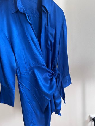 Vestido azul satinado cruzado