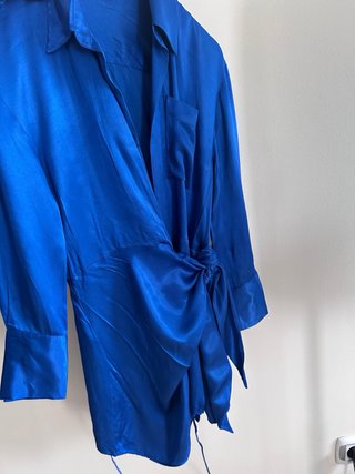 Vestido azul satinado cruzado