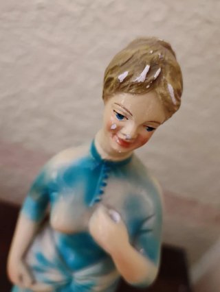Figura de porcelana mujer vestido azul