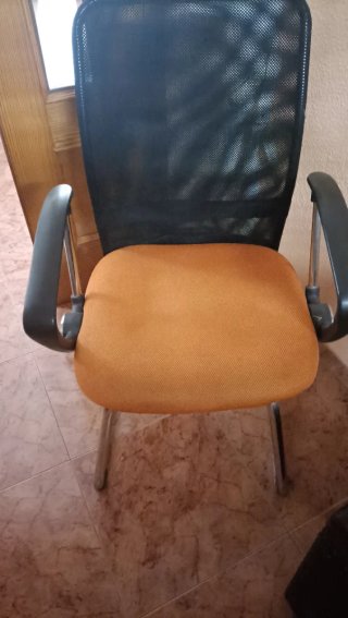 Silla de oficina naranja y negra
