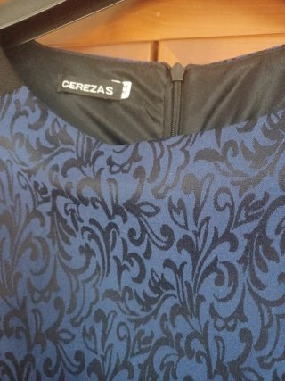 Vestido negro y azul con estampado