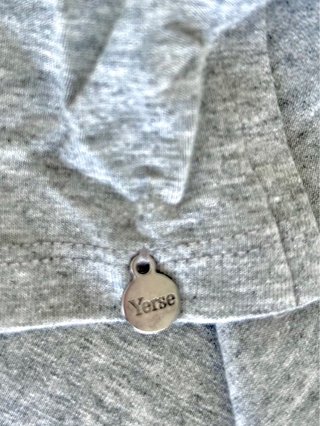 Vestido doble capa gris con lazos en mangas Yerse