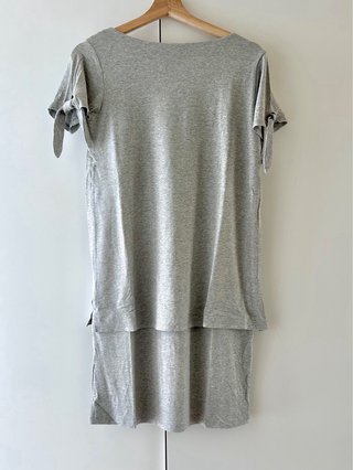 Vestido doble capa gris con lazos en mangas Yerse
