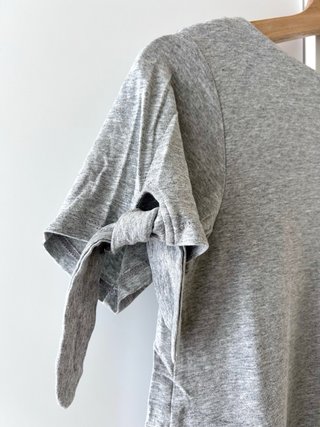 Vestido doble capa gris con lazos en mangas Yerse