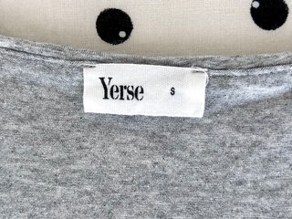 Vestido doble capa gris con lazos en mangas Yerse
