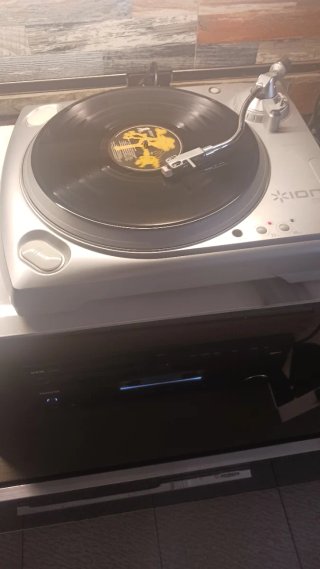 Tocadiscos ION ITT USB Plata