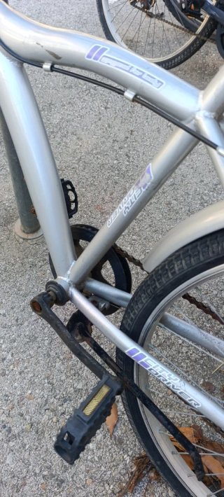 Bicicleta de paseo plateada con cesta