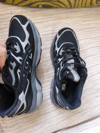 Zapatillas ASICS Negras y Plateadas