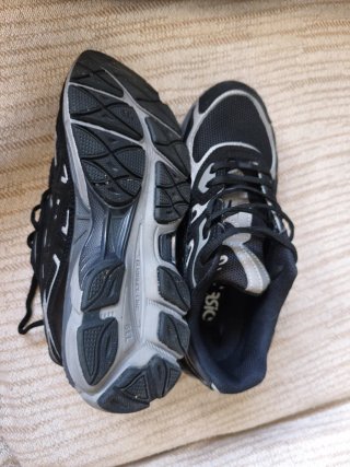 Zapatillas ASICS Negras y Plateadas