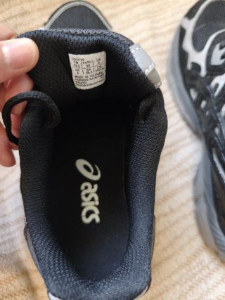 Zapatillas ASICS Negras y Plateadas