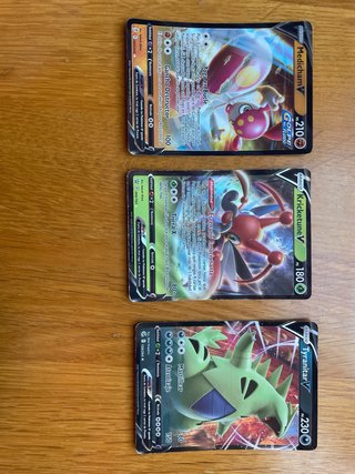Cartas Pokémon V Medicham, Kricketune, Tyranitar