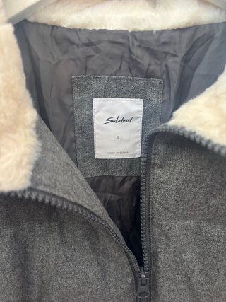 Abrigo plumas Subdued gris con cuello de pelo