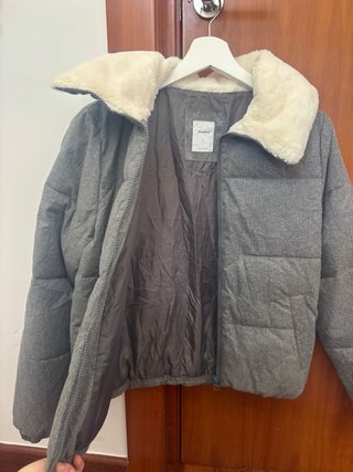 Abrigo plumas Subdued gris con cuello de pelo