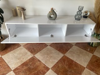 Mueble de salón moderno blanco