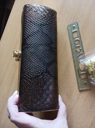 Bolso de fiesta marrón y dorado