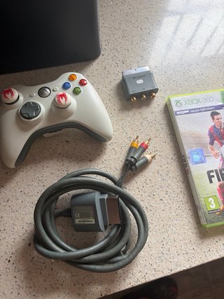 Xbox 360 con FIFA 15 e accessori