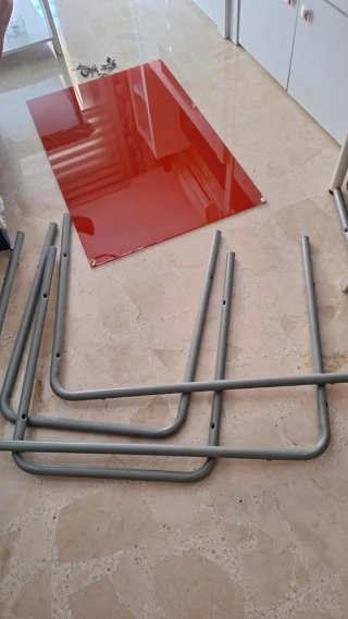 Mesa Comedor Cristal y Metal Roja