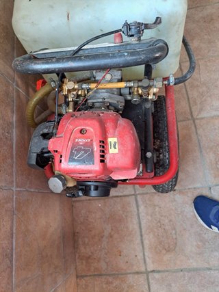 Máquina fumigadora con motor y depósito