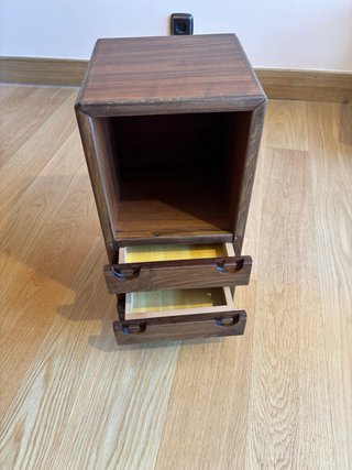 Armario de madera con cajones