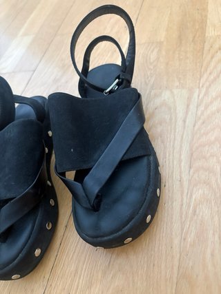 Sandalias negras con tachuelas