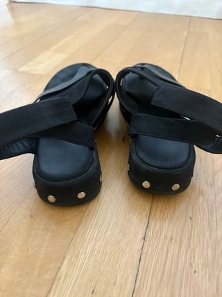 Sandalias negras con tachuelas