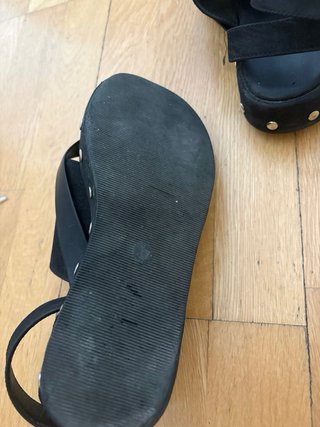 Sandalias negras con tachuelas