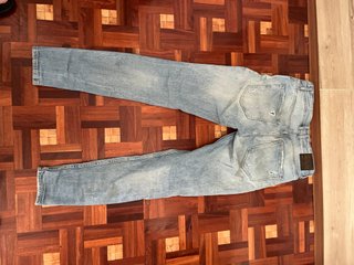 Pantalón vaquero desgastado azul
