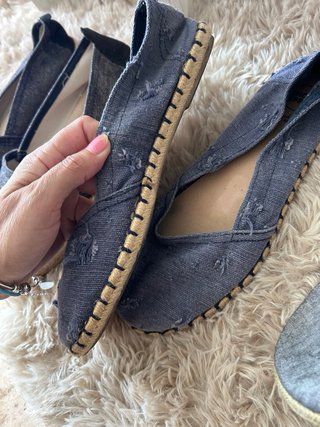 Alpargatas negras y azules