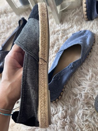Alpargatas negras y azules