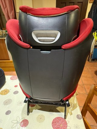Silla de coche infantil roja isofix,