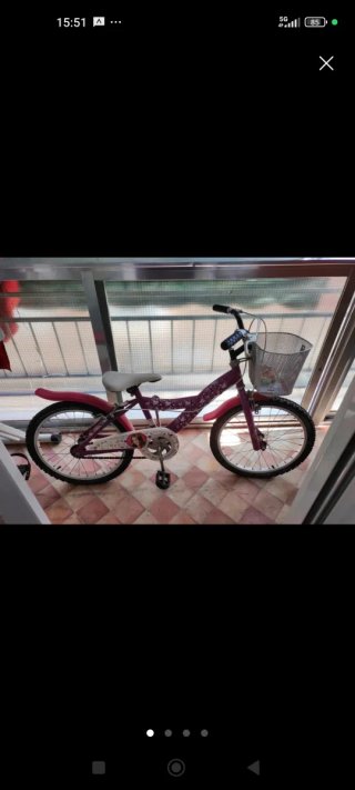 Bicicleta infantil morada con cesta