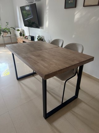 Mesa de comedor extensible.