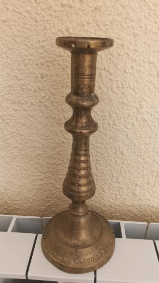 Par de candelabros de bronce antiguos