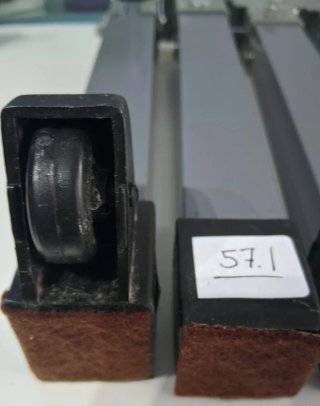 Juego de 4 patas para mueble con ruedas.