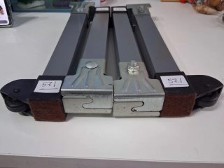 Juego de 4 patas para mueble con ruedas.