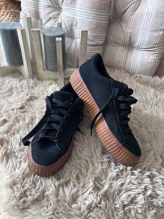 Zapatos negros con suela marrón