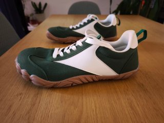 Zapatillas barefoot verdes y blancas