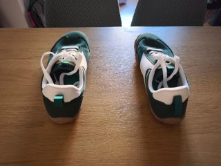 Zapatillas barefoot verdes y blancas