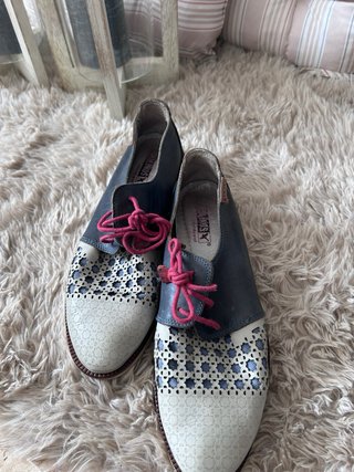 Zapatos planos azules y blancos