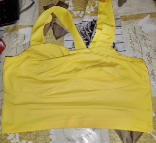 Top amarillo con tirantes