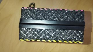 Bolso de mano rosa y negro con cadena