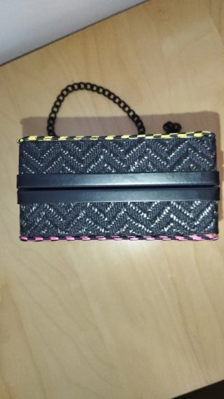 Bolso de mano rosa y negro con cadena