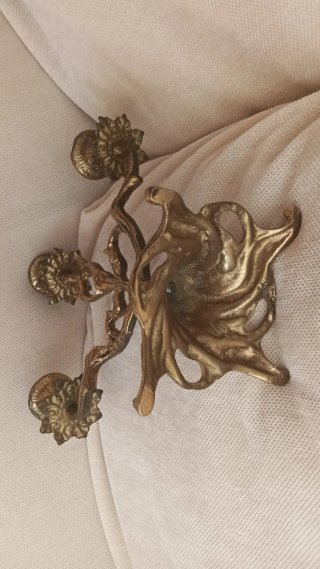 Par de candelabros triples de bronce