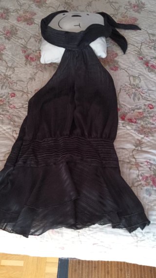 Vestido negro de raso