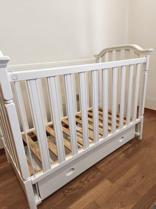 Cuna de “Mi cuna”de bebé blanca con cajón