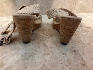 Cuñas de verano beige