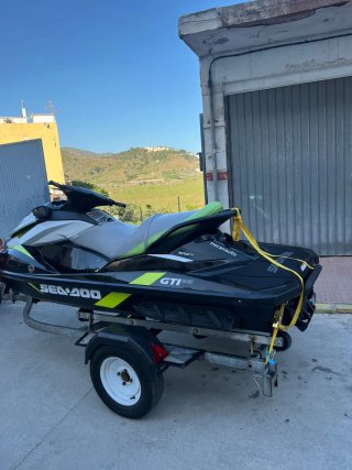 Moto de agua Sea-Doo  negra y verde