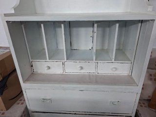 Mueble de madera maciza blanco antiguo