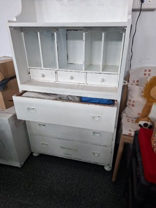Mueble de madera maciza blanco antiguo